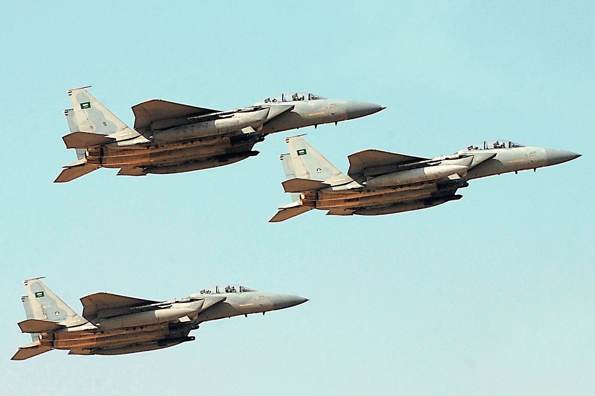 Aviones de guerra saudíes lanzaron ataques contra los rebeldes huthÍs en Yemen (Foto Prensa Libre:AFP).