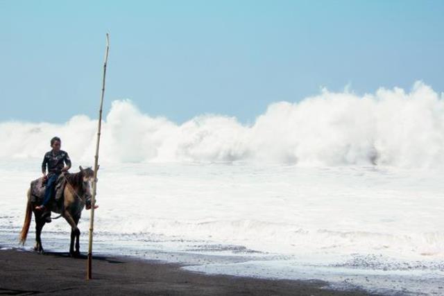El pasado 3 de mayo las olas alarmaron a pobladores y turistas en Champerico, Retalhuleu. (Foto Prensa Libre: Hemeroteca PL)