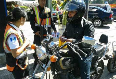 Agentes de Tránsito explican a motoristas los cambios en el reglamento. (Foto Prensa Libre: Departamento de Tránsito de PNC)