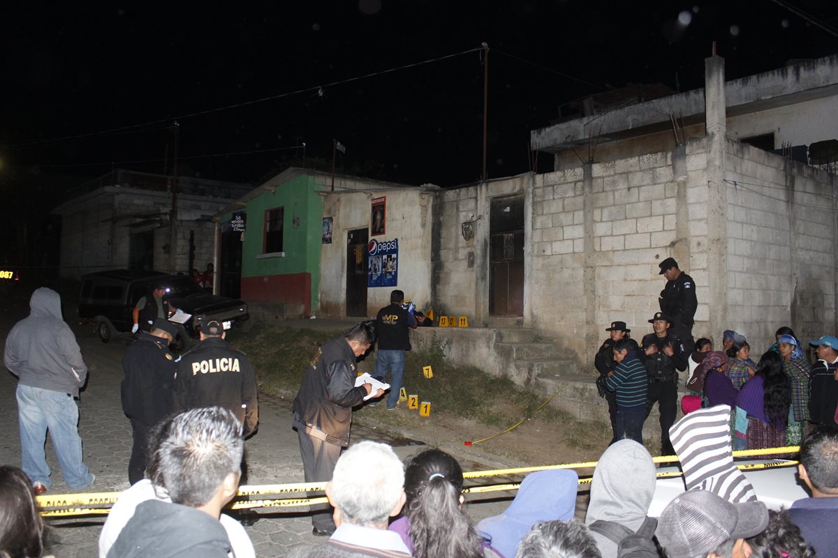 Peritos del MP revisan en la escena del crimen, en el sector La Pedrera, Buena Vista Sur, Chimaltenango. (Foto Prensa Libre Víctor Chamalé)
