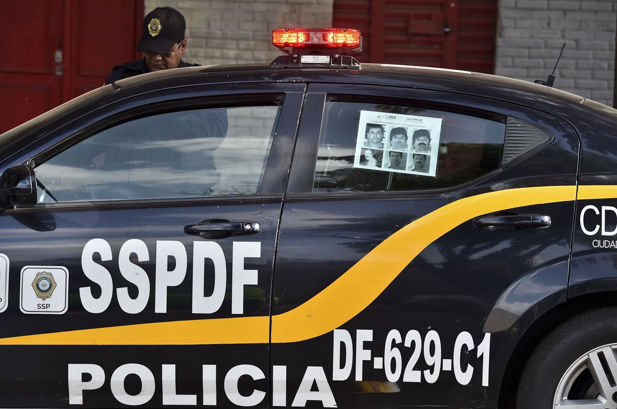 Vehículos policiales portan información sobre "el Chapo", para facilitar recaptura. (Foto Prensa Libre: AP)