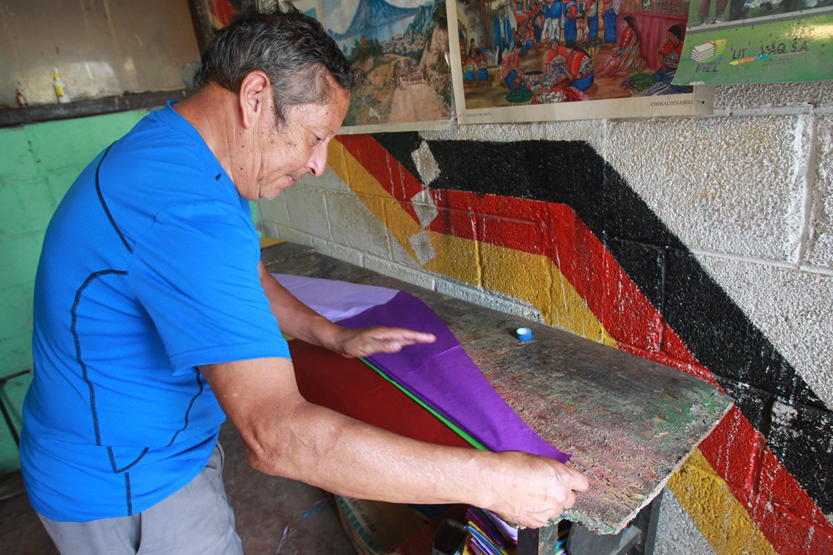 Marco Antonio Chacón mantiene vigente su trabajo y lo hace con dedicación. (Foto Prensa Libre: Estuardo Paredes)