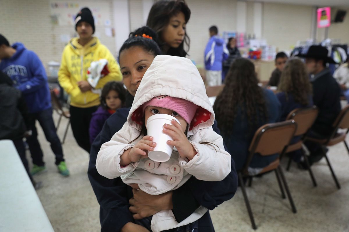 Inmigrantes latinos reciben comida en un albergue en Texas, EE. UU. (Foto Prensa Libre: AFP).
