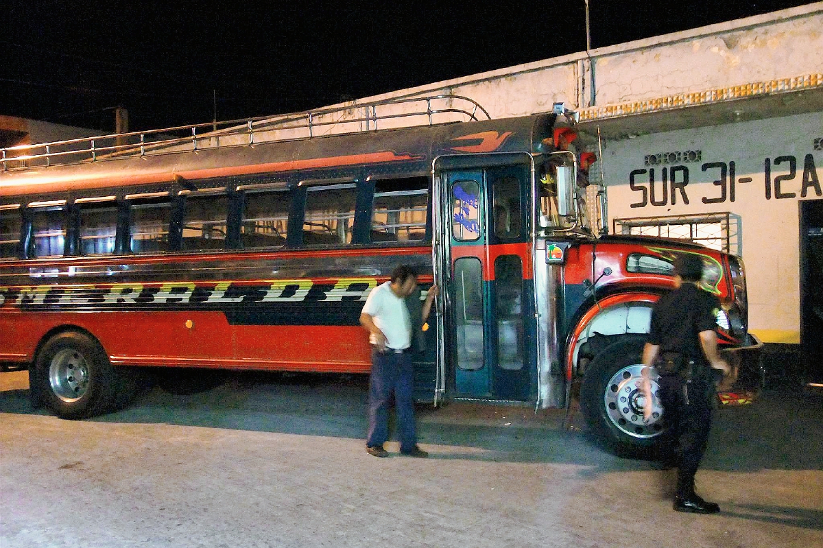 El año pasado se reportó el asalto a otro autobús de la empresa Esmeralda, en la que también se registraron heridos. (Foto Prensa Libre: Carlos Paredes)