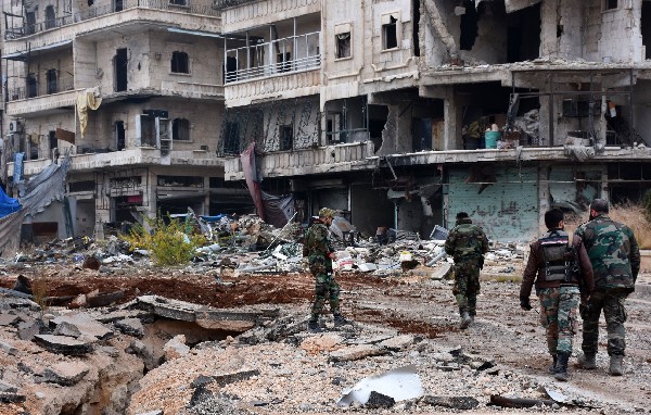 Soldados sirios y milicias aliadas avanzaron en conquista de vecindarios antiguos del Alepo. (Foto Prensa Libre: AFP)