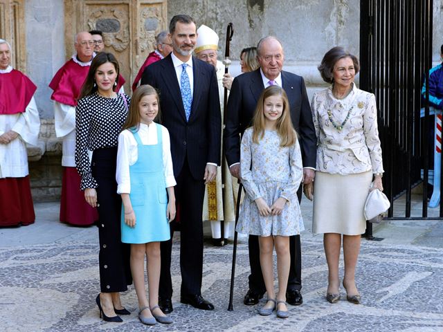 La familia real al salir de la misa de Pascua en Mallorca, España. (Foto Prensa Libre: EFE)