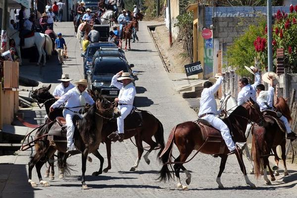 Jinetes mostraron destrezas de caballos. (Foto Prensa Libre: Hugo Oliva)
