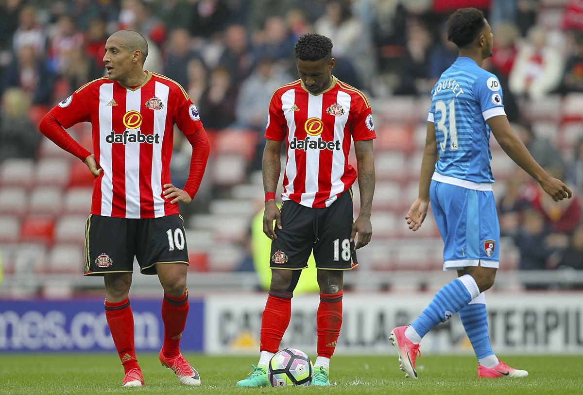 Khazri y Defoe lucen cabizbajos luego del gol que los condenó al descenso. (Foto Prensa Libre: AP)