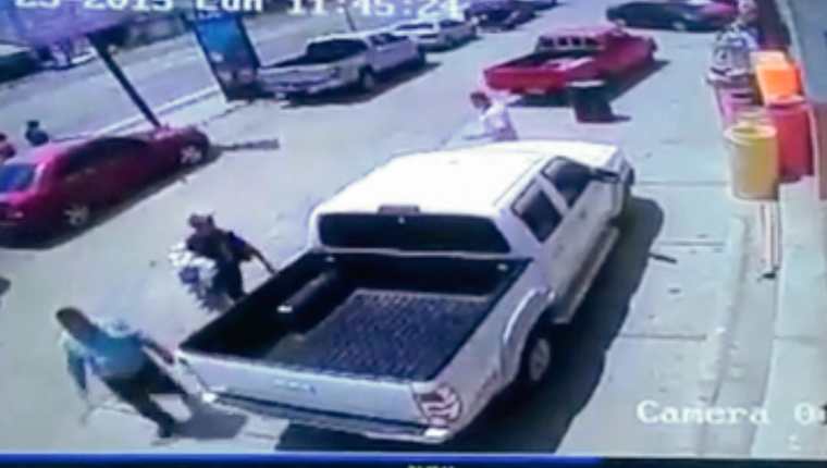 Delincuentes son grabados cuando robaban artículos del interior de vehículos en Quetzaltenango. (Foto Prensa Libre: elQuetzalteco)