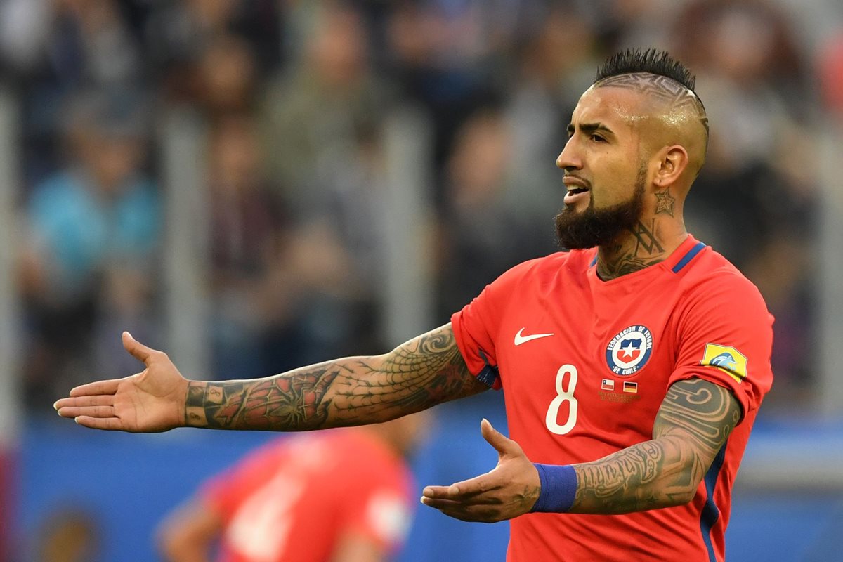 El delantero chileno Arturo Vidal reclama una acción de Alemania.