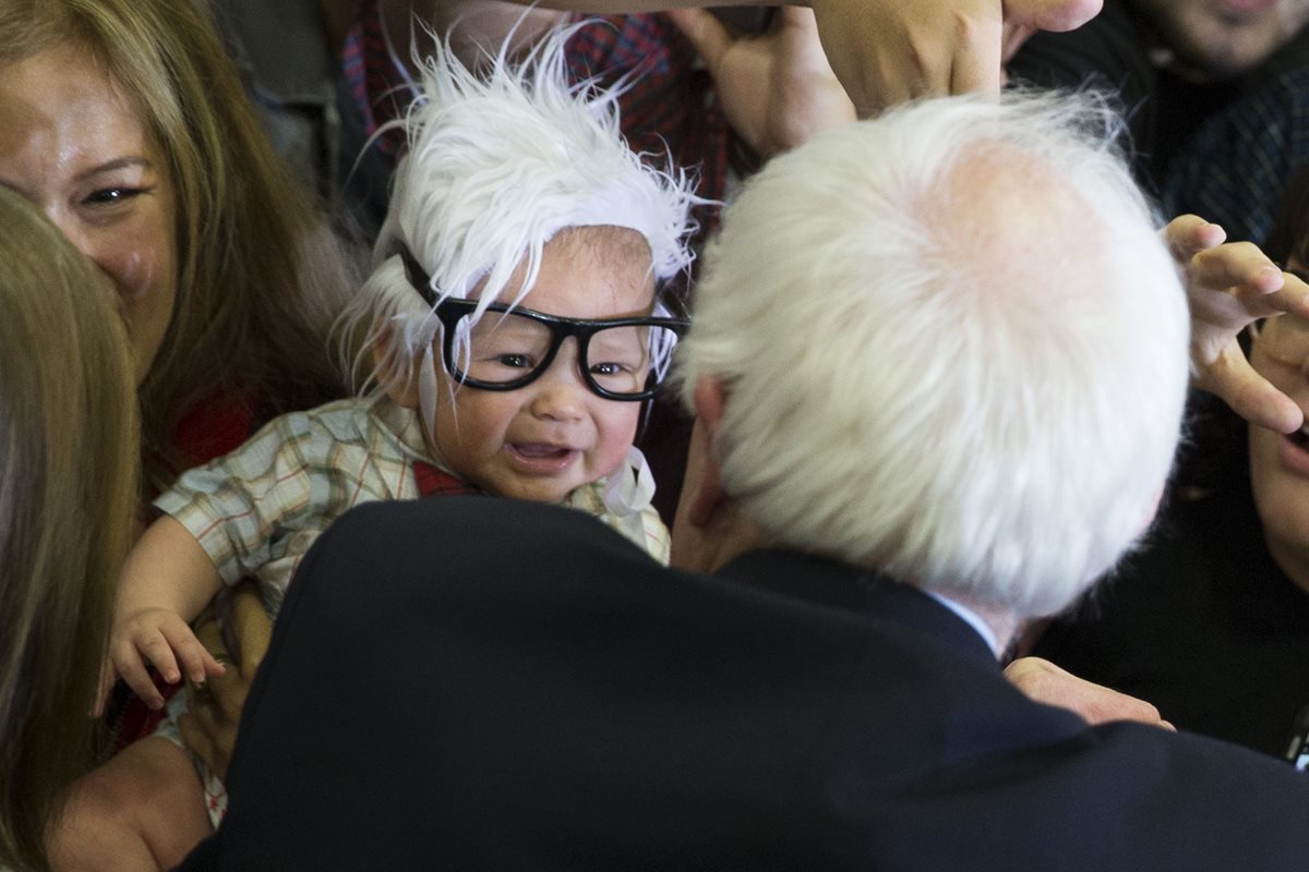 El “Bebé Bernie”, un alegre niño que se robó el corazón de personas de toda preferencia política. (Foto Prensa Libre: AP).