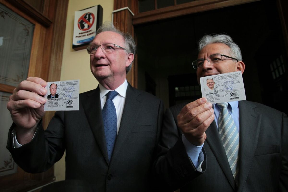  Peter Lamport y José Ángel López recibieron sus credenciales para participar como binomio presidencial para las elecciones generales (Foto Prensa Libre. Paulo Raquec)