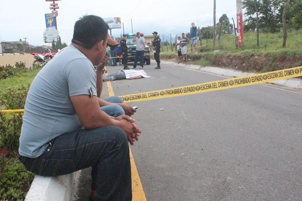 Curiosos observan el cadáver de Víctor René Martínez, quien murió en un percance vial, en Chiquimula. (Foto Prensa Libre: Edwin Paxtor)