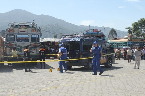 Investigadores resguardan el microbús que fue atacado a balazos en Antigua Guatemala, Sacatepéquez. (Foto Prensa Libre: Miguel López)