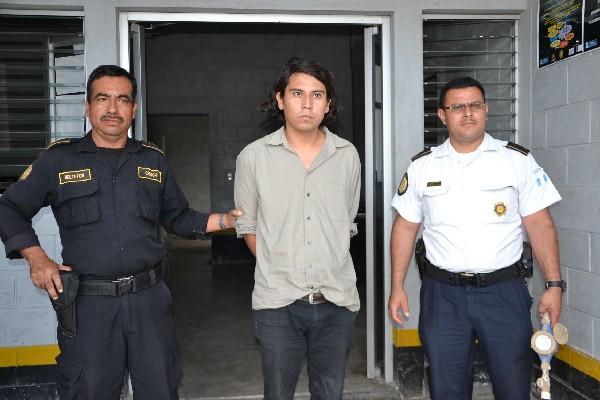 El  detenido, en la  subestación policial.