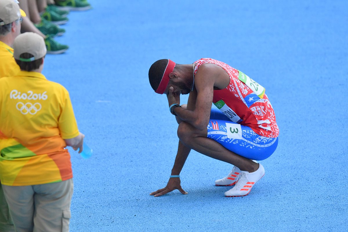 Javier Culson llora tras la eliminación de la final de los 400 metros vallas. (Foto Prensa Libre: AFP).
