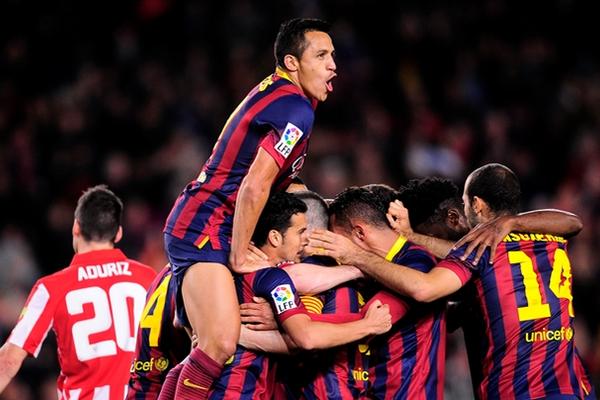 El Barcelona recupera la sonrisa y se aferra a la Liga española. (Foto Prensa Libre: AP)