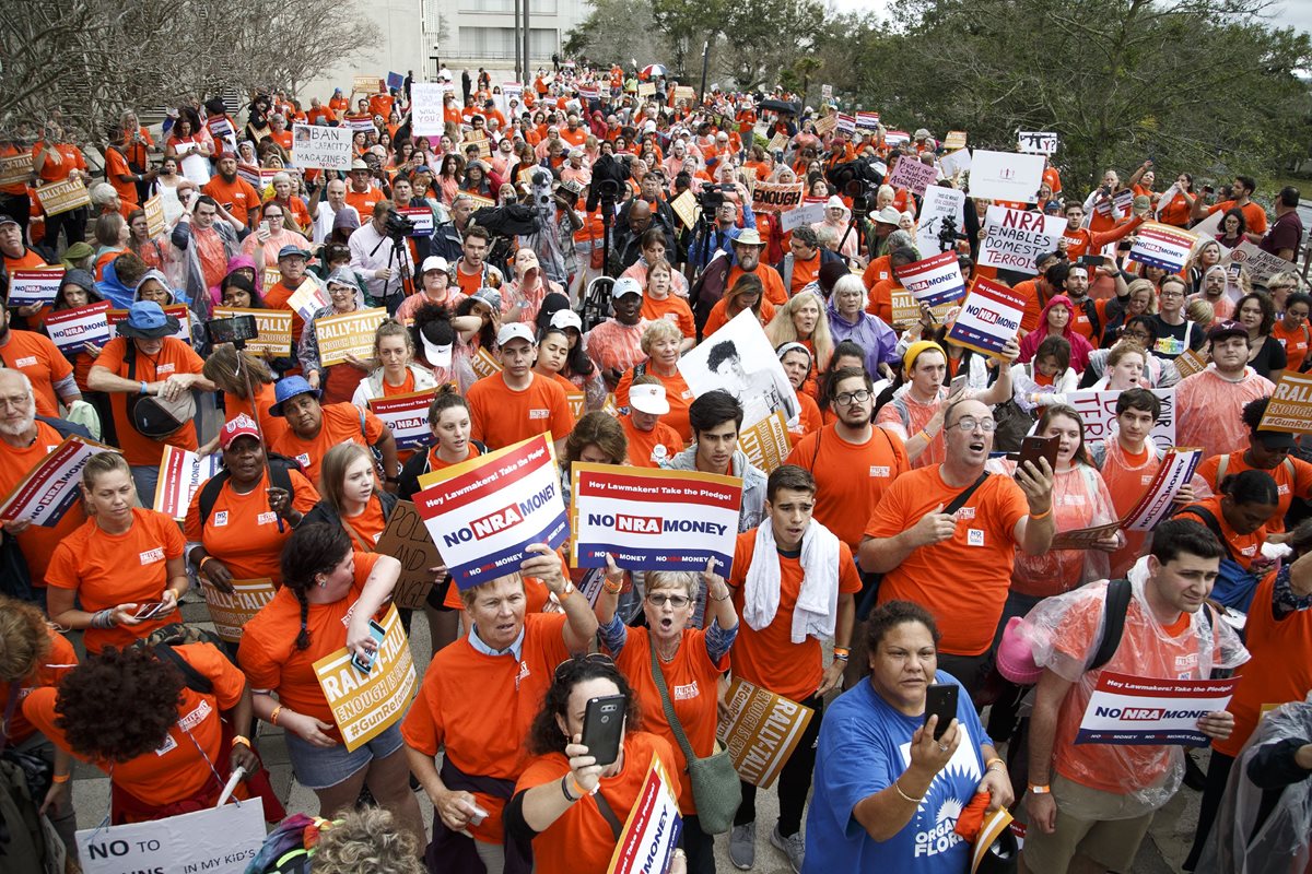 Activistas protestan contra Asociación Nacional del Rifle (NRA, en inglés), principal opositora a una regulación de armas en EE. UU., en Florida. (Foto Prensa Libre: AFP)