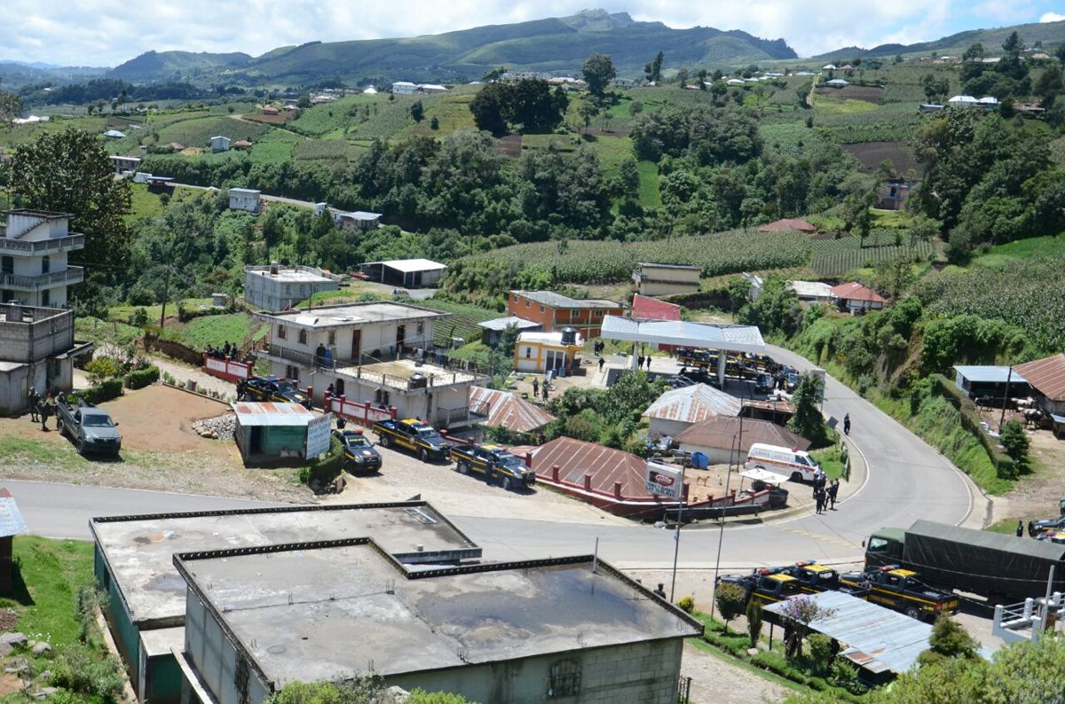 Agentes de la PNC resguardan lugar donde pobladores de Ixchiguán y Tajumulco se han enfrentado, en San Marcos. (Foto Prensa Libre: Aroldo Marroquín)