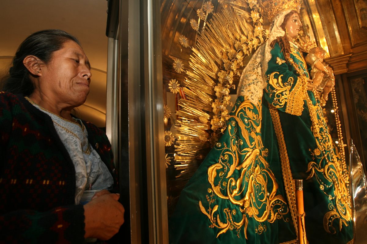 En octubre se celebra a la Virgen del Rosario, se medita el rezo y se visita a la virgen en su camarin. (Foto: Hemeroteca PL)