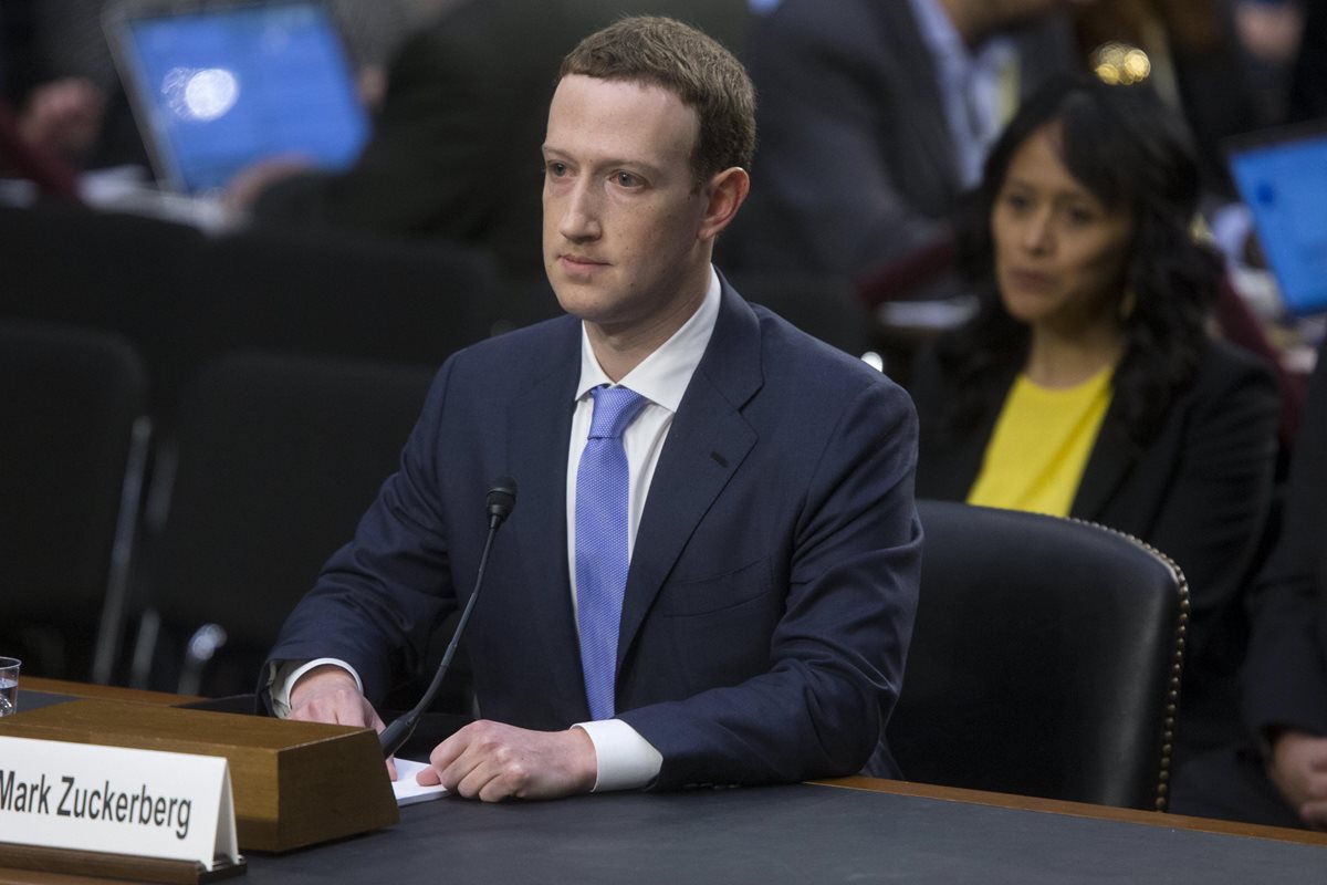 Mark Zuckerberg (c), testifica ante el Comité Senatorial de Comercio, Ciencia y Transporte y el Comité Judicial del Senado. (Foto Prensa Libre:EFE).