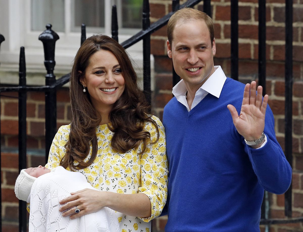 El príncipe Guillermo y su esposa Catalina junto a su hija recién nacida. (Fot o Prensa LIbre: AP)