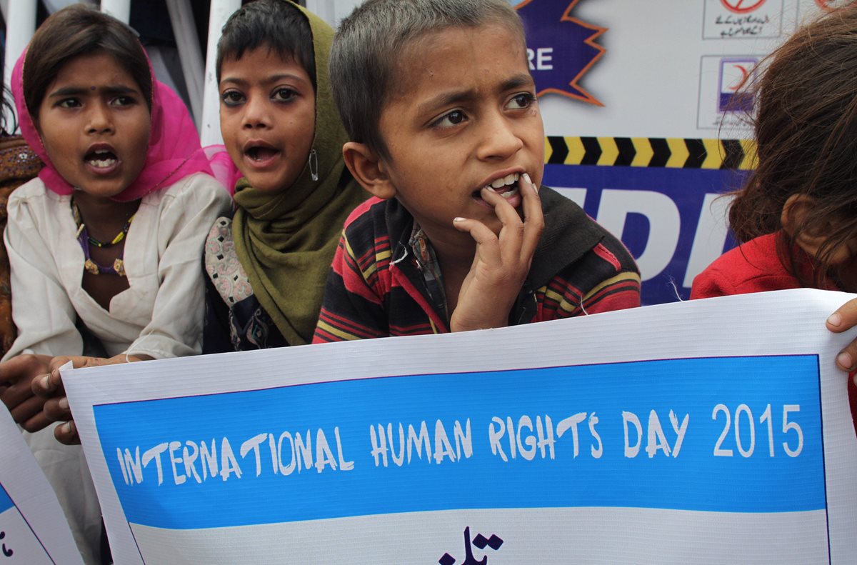 Varios niños de Pakistán escuchan un discurso en el marco del Día Internacional de los Derechos Humanos. (Foto Prensa Libre: AP).