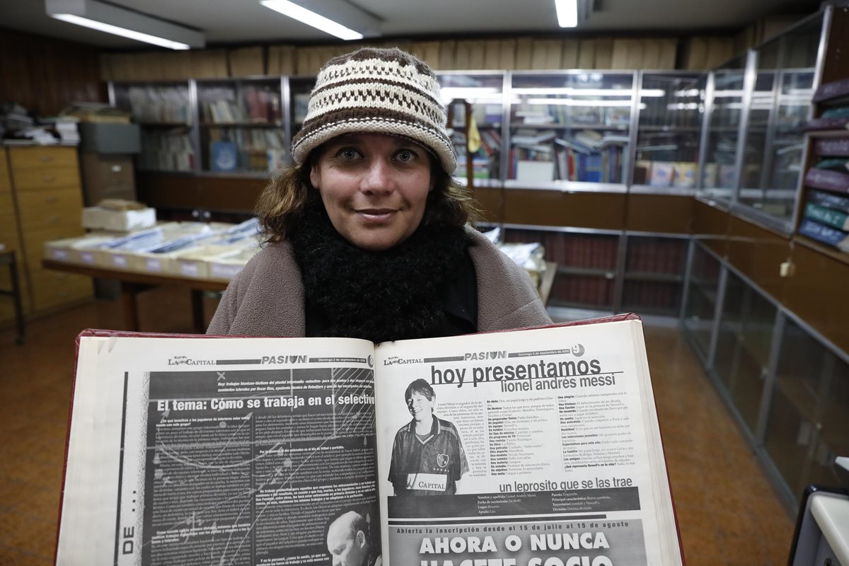 Erica Pizzuto, en la sede del periódico La Capital en Rosario, muestra la primera entrevista que le hicieron a Messi. (Foto Prensa Libre: EFE)