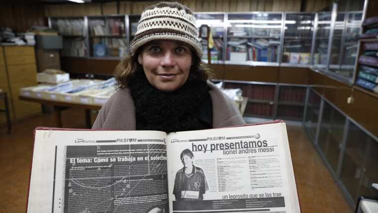Erica Pizzuto en la sede del periódico La Capital en Rosario muestra la primera entrevista que le hicieron a Messi. (Foto Prensa Libre: EFE)