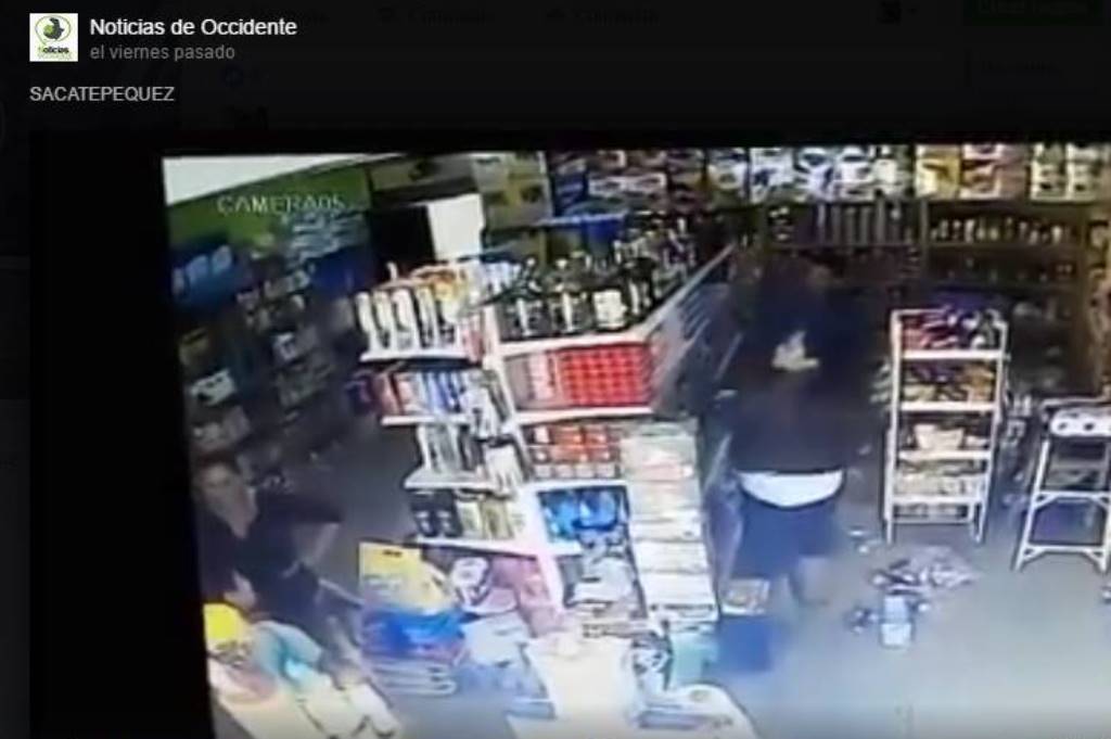 Momento en que ocurre el robo en Sacatepéquez. (Foto Prensa Libre: Tomada de la página de Facebook de Noticias de Occidente).