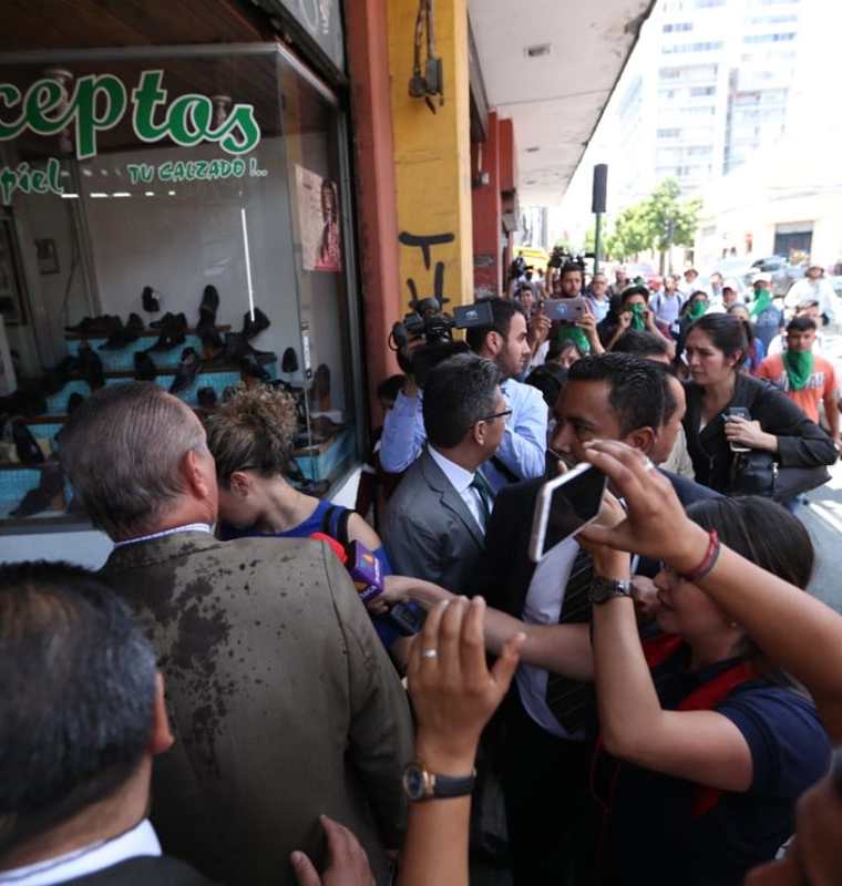 Los manifestantes lanzaron botellas y agua al ministro de Salud, quien buscó refugio en el primer negocio que encontró abierto. (Foto Prensa Libre: Esbin García)