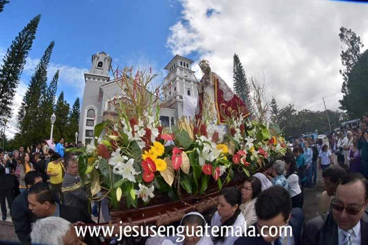 La imagen de la Virgen del Rosario de Santa Delfina sale en procesión cada noviembre. (Foto Prensa Libre: www.jesusenguatemala.com)