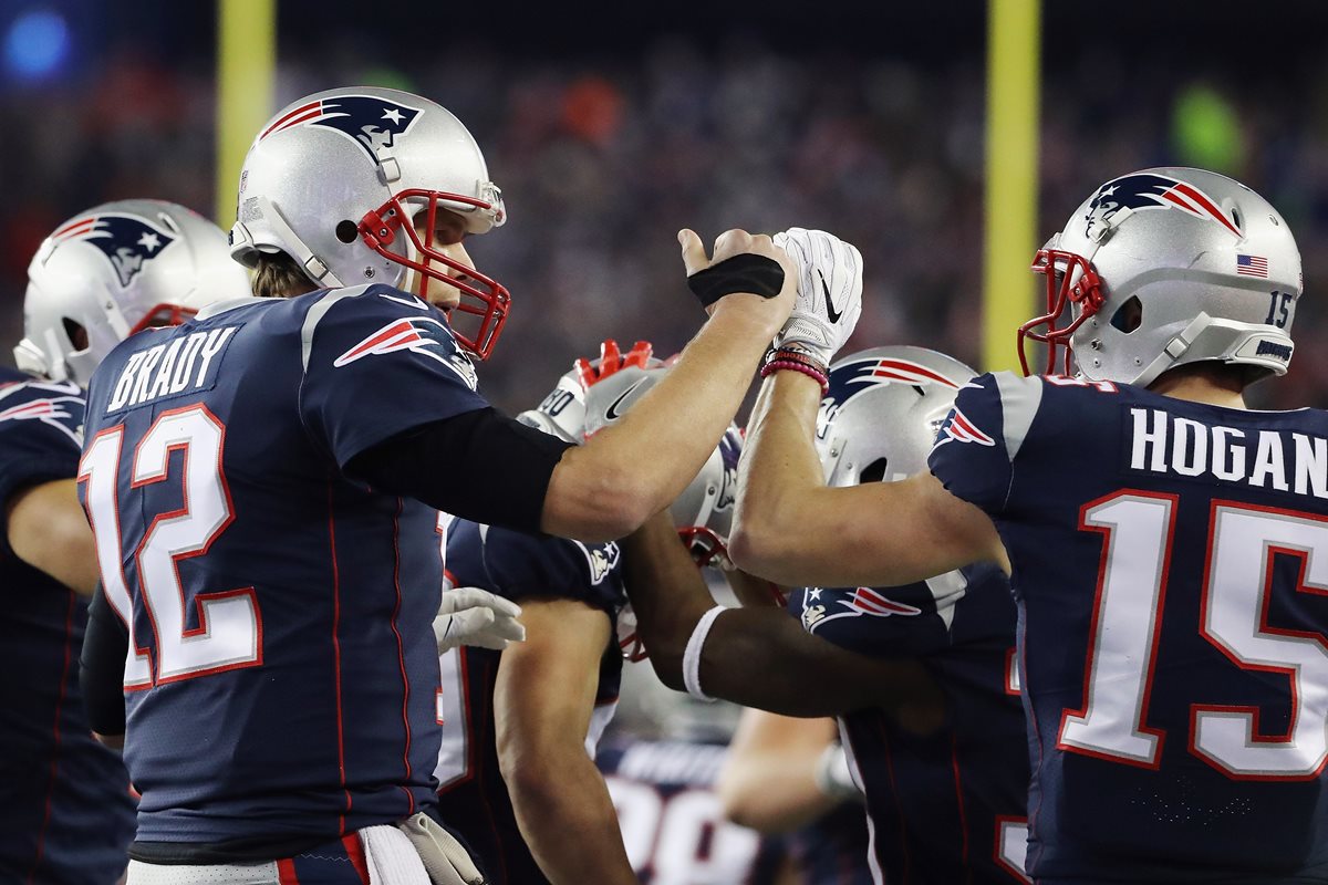 Tom Brady festeja la victoria de los Patriots contra los Jaguars. (Foto Prensa Libre: AFP)