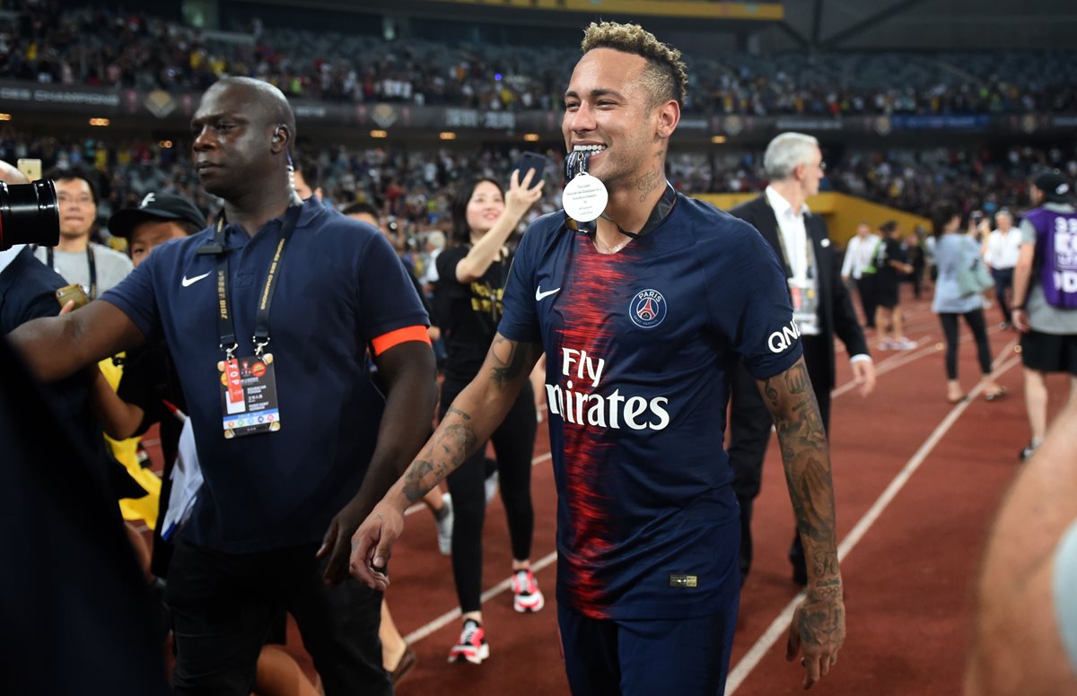 Neymar volvió sonriente al club parisino y ganó su primer título amistoso de la temporada en curso. (Foto Prensa Libre: AFP)