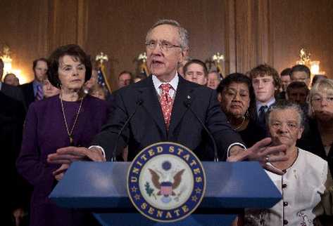 El jefe de la mayoría demócrata en el Senado de EE. UU., Harry Reid, ofreció este sábado detalles sobre el plan para aumentar el nivel de deuda y reducir gastos. (Foto Prensa Libre: AFP)