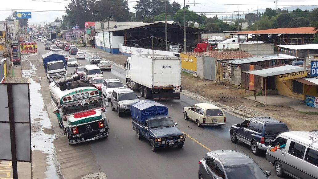 Después del mediodía el tránsito se volvió lento en Chimaltenango. (Foto Prensa Libre: Víctor Chamalé)