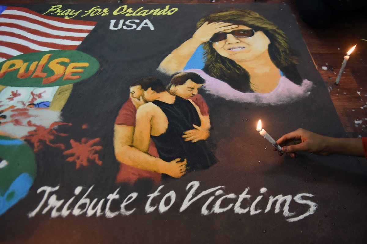 Un lienzo en memoria de las víctimas de la matanza en la discoteca gay de Orlando, EE. UU., es exhibido en la India. (Foto Prensa Libre: AFP).