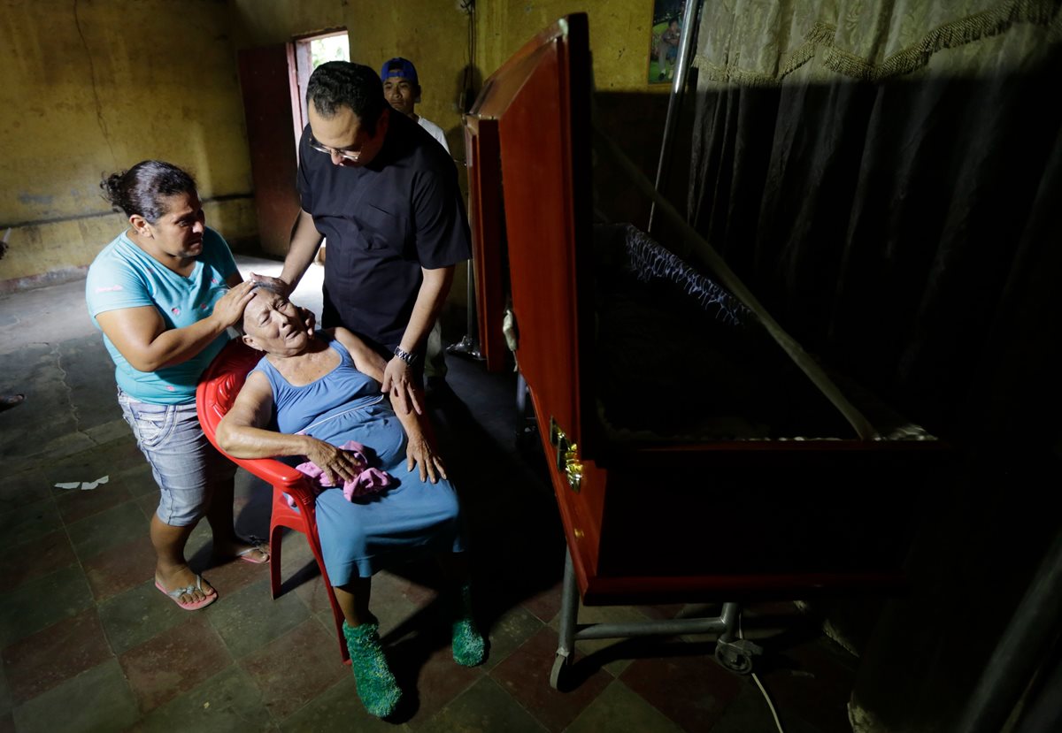Una mujer afectada por la muerte de un pariente por disparos de paramilitares en León, Nicaragua. (AFP)