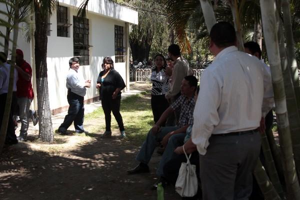 Unos 70 empleados del área administrativa de la Dideduc se hallan en asamblea permanente.