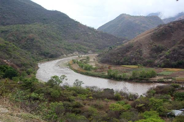 El río Negro o Chixoy separa a    13 comunidades,  del área urbana de Cubulco, Baja Verapaz.
