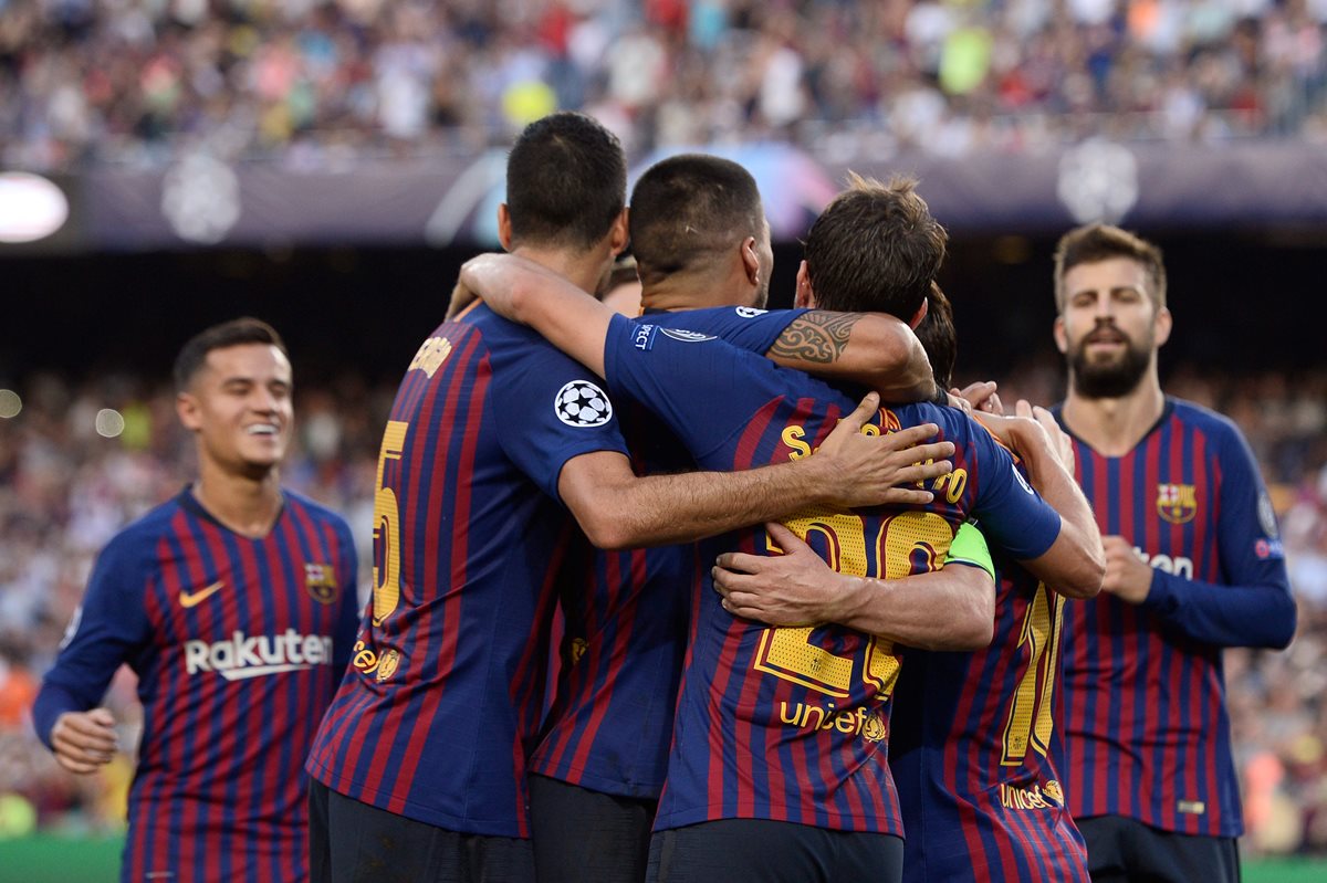 Los jugadores del Barsa muestra su alegría por el gol de Messi. (Foto Prensa Libre: AFP).