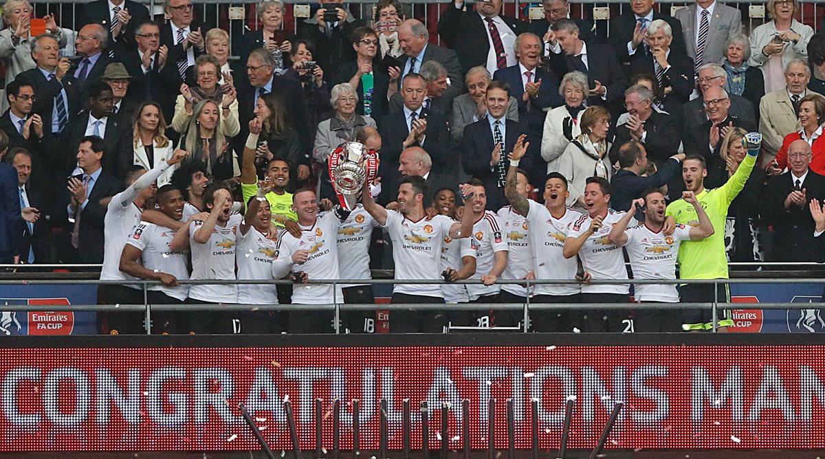 El United festejó su único título de la temporada este sábado. (Foto Prensa Libre: AFP)