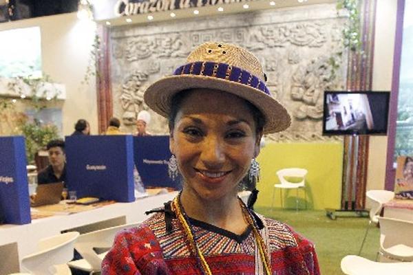 Una modelo entrega marcadores hoy, en el stand de Guatemala, en la 33 edición de la Feria Internacional de Turismo de Madrid.  Guatemala es uno de los países que hoy recibió un premio a la excelencia. (Foto Prensa Libre: EFE)
