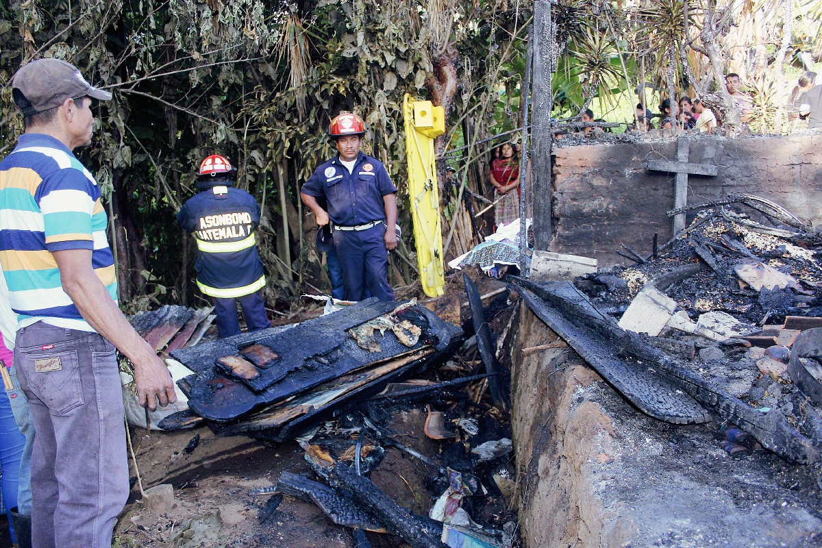 Los dos ataúdes también se quemaron en el incendio de la vivienda en la aldea San Jacinto, Chimaltenango. (Foto Prensa Libre: Víctor Chamalé)
