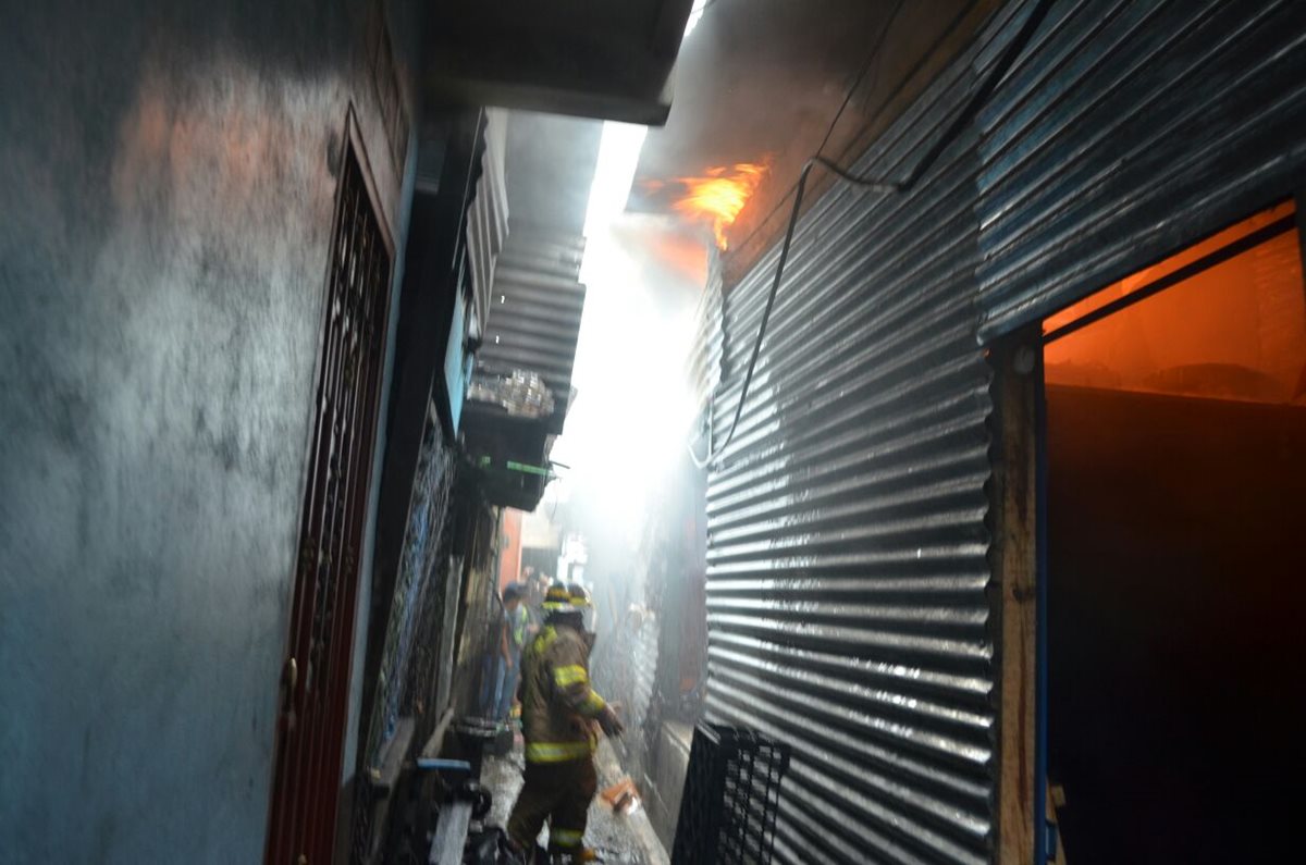 El incendio ocurrido en el mercado de La Terminal afectó a 15 locales. (Foto Prensa Libre: Cortesía Bomberos Voluntarios)