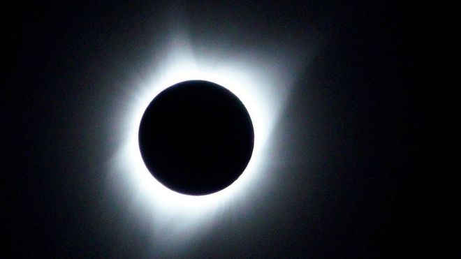 Gracias al eclipse total esta semana pudo verse claramente la corona del Sol. REUTERS