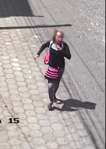 Cámaras de seguridad captan a presunta responsable de haber atacado al piloto y ayudante del bus extraurbano González, en la zona 3 de Xela. (Foto Fred Rivera)