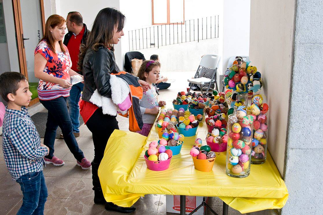 En varios lugares puede participar en Pintando Sonrisas en Cascarones.  (Foto Prensa Libre: Cortesía)