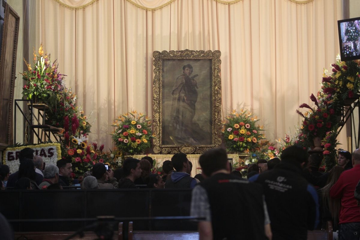 Fieles católicos celebran hoy a San Judas Tadeo, patrono de las causas imposibles. (Foto Prensa Libre: É. Ávila)