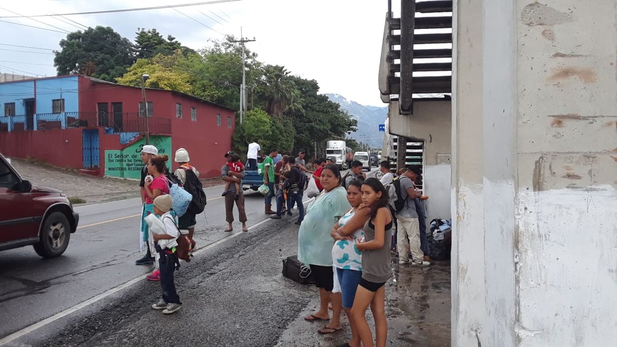 Migrantes hondureños esperan que algún transportista les dé jalón hacia la Ciudad de Guatemala, para continuar su viaje a Tecún Umán, San Marcos. (Foto Prensa Libre: Mario Morales)
